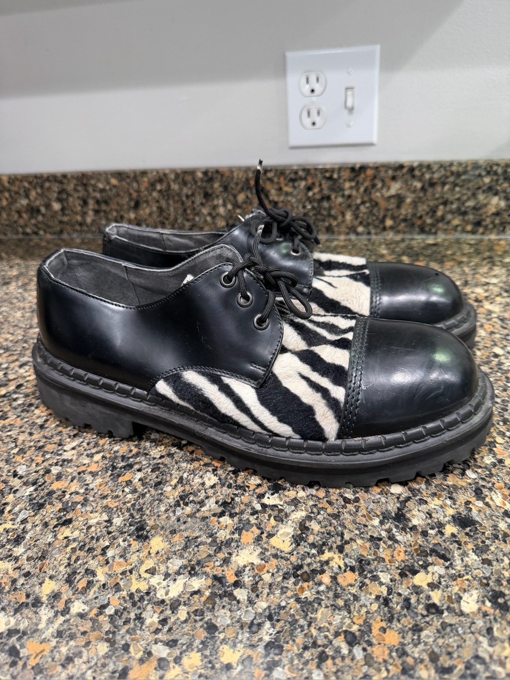 T U K   Vintage mens size 11 Black Zebra Lace-Up Shoes